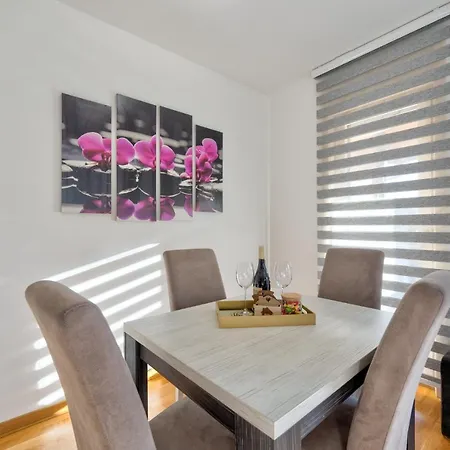 Gold Shine Apartment